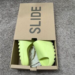 YEEZY SLIDES
